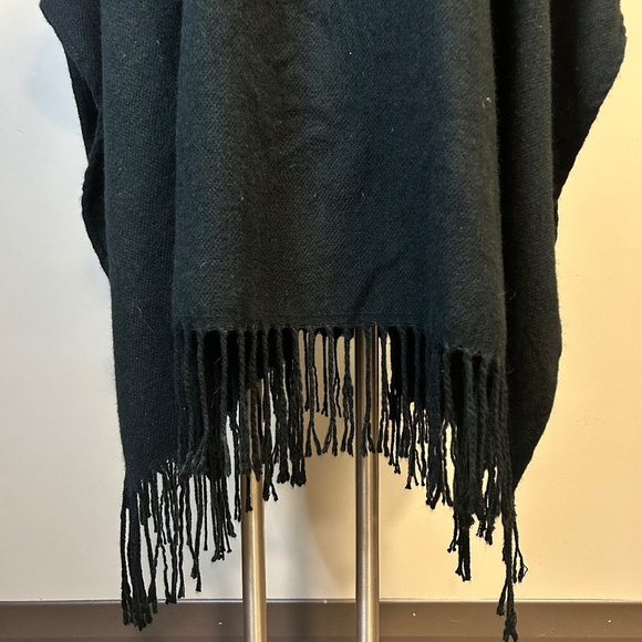 Steve Madden Puff Collar 1/2 Zip Fringe Poncho/One Size Fits Most - Picture 6 of 7